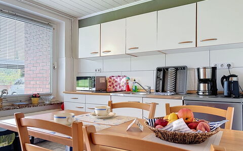 Meyer: Mueble, Cocina, Aparato De Cocina, Diseño De Interiores, Electrodoméstico, Mostrador, Madera, Piso, Techo, Gabinetes