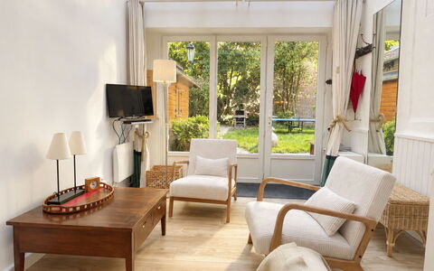 Le Vieux Chalet: Mueble Para Exteriores, Arbusto, Casa, Mesa Al Aire Libre, Mueble, Casa, Jardín, Césped, Patio Interior, Inmuebles