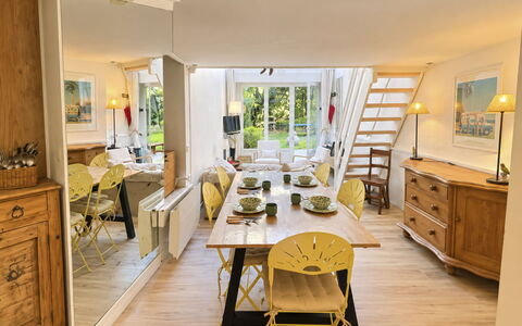 Le Vieux Chalet: Mueble Para Exteriores, Arbusto, Casa, Mesa Al Aire Libre, Mueble, Casa, Jardín, Césped, Patio Interior, Inmuebles