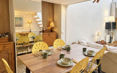 Le Vieux Chalet: Mueble Para Exteriores, Arbusto, Casa, Mesa Al Aire Libre, Mueble, Casa, Jardín, Césped, Patio Interior, Inmuebles