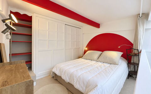 Le Vieux Chalet: Mueble Para Exteriores, Arbusto, Casa, Mesa Al Aire Libre, Mueble, Casa, Jardín, Césped, Patio Interior, Inmuebles
