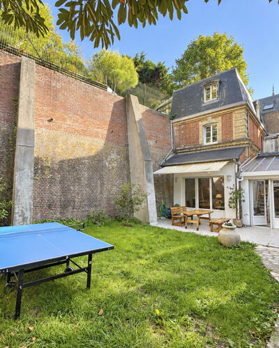 Le Vieux Chalet: Mueble Para Exteriores, Arbusto, Casa, Mesa Al Aire Libre, Mueble, Casa, Jardín, Césped, Patio Interior, Inmuebles