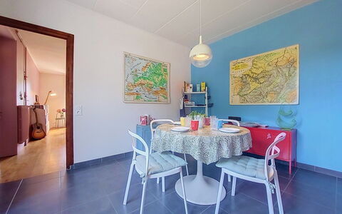 Ty Kernallec: Mueble Para Exteriores, Arbusto, Casa, Mesa Al Aire Libre, Mueble, Casa, Jardín, Césped, Patio Interior, Inmuebles