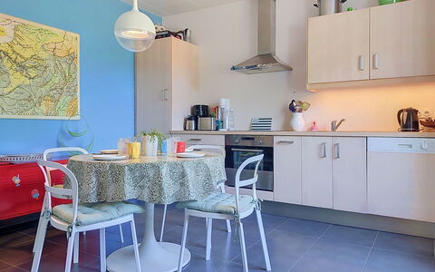 Ty Kernallec: Mueble Para Exteriores, Arbusto, Casa, Mesa Al Aire Libre, Mueble, Casa, Jardín, Césped, Patio Interior, Inmuebles
