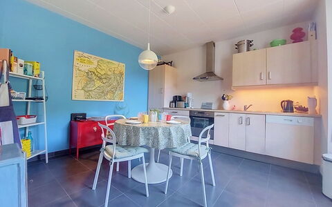 Ty Kernallec: Mueble Para Exteriores, Arbusto, Casa, Mesa Al Aire Libre, Mueble, Casa, Jardín, Césped, Patio Interior, Inmuebles