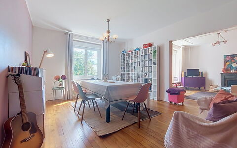 Ty Kernallec: Mueble Para Exteriores, Arbusto, Casa, Mesa Al Aire Libre, Mueble, Casa, Jardín, Césped, Patio Interior, Inmuebles