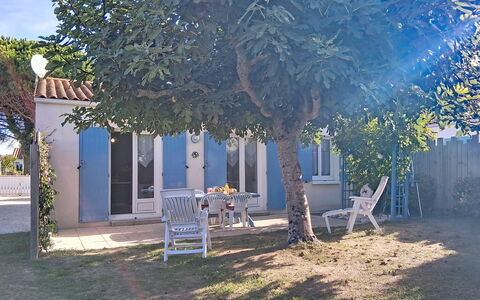 L'Ileau: Mueble Para Exteriores, Arbusto, Casa, Mesa Al Aire Libre, Mueble, Casa, Jardín, Césped, Patio Interior, Inmuebles