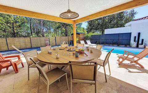 Villa Moorea: Mueble Para Exteriores, Arbusto, Casa, Mesa Al Aire Libre, Mueble, Casa, Jardín, Césped, Patio Interior, Inmuebles
