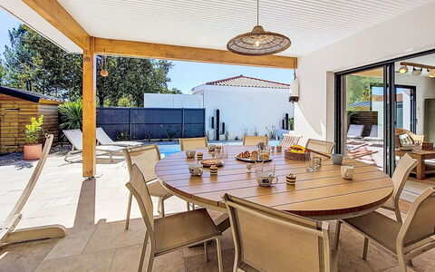 Villa Moorea: Mueble Para Exteriores, Arbusto, Casa, Mesa Al Aire Libre, Mueble, Casa, Jardín, Césped, Patio Interior, Inmuebles