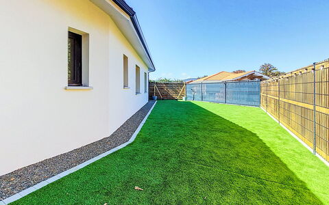 Villa Moorea: Mueble Para Exteriores, Arbusto, Casa, Mesa Al Aire Libre, Mueble, Casa, Jardín, Césped, Patio Interior, Inmuebles