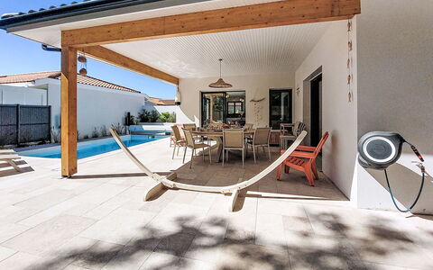 Villa Moorea: Mueble Para Exteriores, Arbusto, Casa, Mesa Al Aire Libre, Mueble, Casa, Jardín, Césped, Patio Interior, Inmuebles