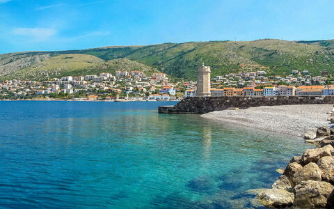 Senj 125: Mueble Para Exteriores, Arbusto, Casa, Mesa Al Aire Libre, Mueble, Casa, Jardín, Césped, Patio Interior, Inmuebles