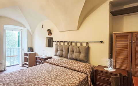 Giulia: Mueble Para Exteriores, Arbusto, Casa, Mesa Al Aire Libre, Mueble, Casa, Jardín, Césped, Patio Interior, Inmuebles