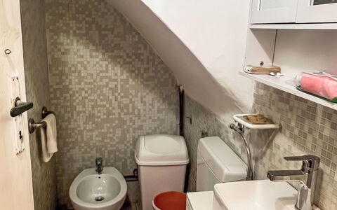 Giulia: Mueble Para Exteriores, Arbusto, Casa, Mesa Al Aire Libre, Mueble, Casa, Jardín, Césped, Patio Interior, Inmuebles