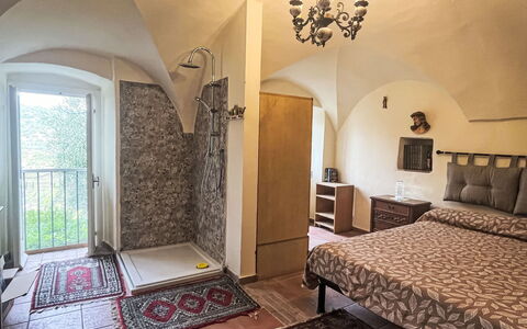 Giulia: Mueble Para Exteriores, Arbusto, Casa, Mesa Al Aire Libre, Mueble, Casa, Jardín, Césped, Patio Interior, Inmuebles