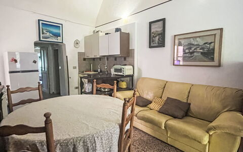 Giulia: Mueble Para Exteriores, Arbusto, Casa, Mesa Al Aire Libre, Mueble, Casa, Jardín, Césped, Patio Interior, Inmuebles