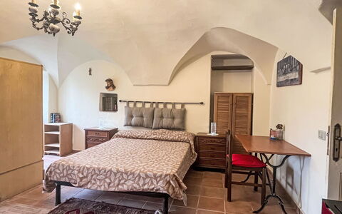 Giulia: Mueble Para Exteriores, Arbusto, Casa, Mesa Al Aire Libre, Mueble, Casa, Jardín, Césped, Patio Interior, Inmuebles