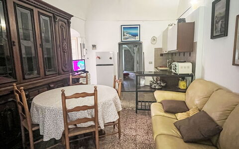 Giulia: Mueble Para Exteriores, Arbusto, Casa, Mesa Al Aire Libre, Mueble, Casa, Jardín, Césped, Patio Interior, Inmuebles