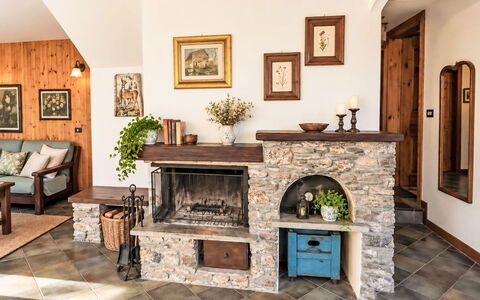 Il Ghiro: Mueble Para Exteriores, Arbusto, Casa, Mesa Al Aire Libre, Mueble, Casa, Jardín, Césped, Patio Interior, Inmuebles