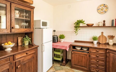 Il Ghiro: Mueble Para Exteriores, Arbusto, Casa, Mesa Al Aire Libre, Mueble, Casa, Jardín, Césped, Patio Interior, Inmuebles