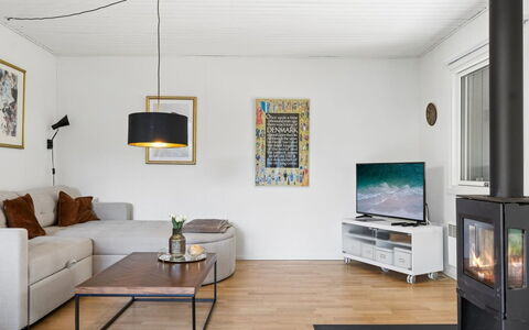 Tordis - 675M from the Sea: Mueble, Diseño De Interiores, Piso, Suelo, Sofá, Madera, Sala, Suelos De Madera, Techo, Habitación
