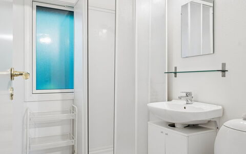 Tordis - 675M from the Sea: Pared, Piso, Diseño De Interiores, Arreglo De Tubería, Suelo, Baño, Lavabo, Lavabo Del Baño, Habitación, Techo