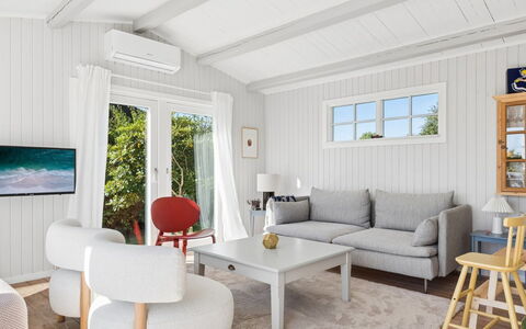 Henryka - 750M from the Sea: Mueble, Diseño De Interiores, Sofá, Madera, Piso, Sala, Suelo, Techo, Mesa, Casa