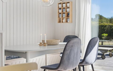 Henryka - 750M from the Sea: Mueble, Diseño De Interiores, Comedor, Piso, Madera, Cocina Y Comedor Mesa, Suelo, Mesa, Silla, Suelos De Madera