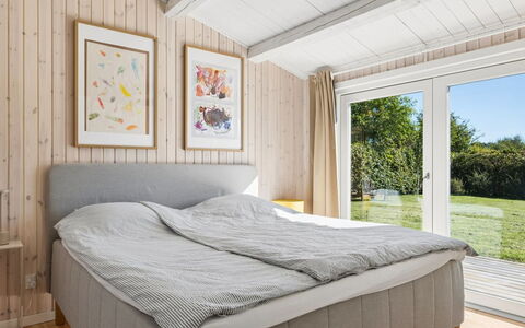Henryka - 750M from the Sea: Habitación, Madera, Cama, Diseño De Interiores, Piso, Suelo, Mueble, Lecho, Linos, Marco De La Cama