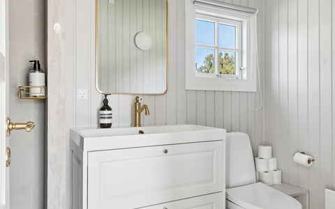 Henryka - 750M from the Sea: Piso, Suelo, Arreglo De Tubería, Diseño De Interiores, Lavabo, Mueble De Baño, Baño, Plomería, Habitación, Grifo