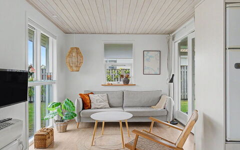Swening - 50M from the Sea: Mueble, Diseño De Interiores, Piso, Suelo, Madera, Techo, Suelos De Madera, Sala, Casa, Mesa
