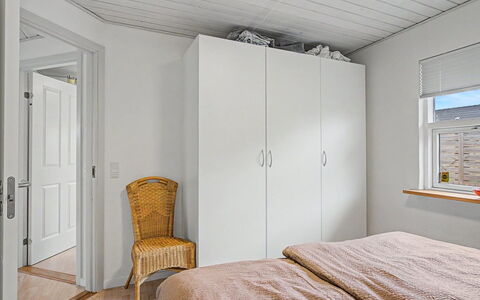 Swening - 50M from the Sea: Pared, Piso, Suelo, Madera, Diseño De Interiores, Mueble, Techo, Habitación, Cama, Habitación