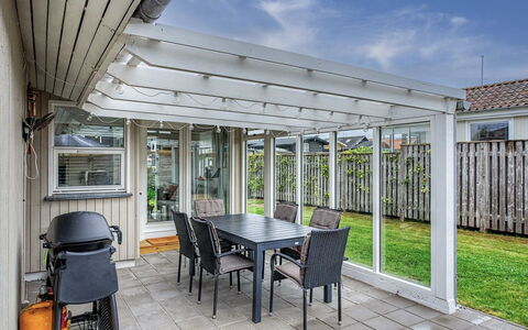 Swening - 50M from the Sea: Madera, Techo, Mueble, Porche, Sombra, Mueble Para Exteriores, Estructura Al Aire Libre, Haz, Cubierta, Patio