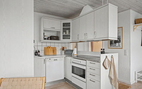 Swening - 50M from the Sea: Cocina, Aparato De Cocina, Electrodoméstico, Mostrador, Madera, Piso, Suelo, Gabinetes, Diseño De Interiores, Techo