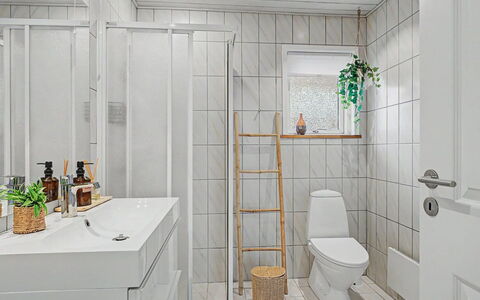 Swening - 50M from the Sea: Piso, Suelo, Diseño De Interiores, Loseta, Arreglo De Tubería, Techo, Habitación, Plomería, Baño, Baño