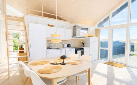 Herdina - 300M from the Sea: Madera, Techo, Piso, Diseño De Interiores, Suelo, Silla, Lámpara, Sala, Diseño, Manchas De Madera