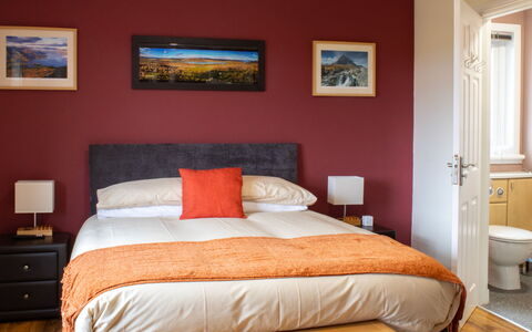 Skeabost Bungalow: Cielo, Mueble, Madera, Mueble Para Exteriores, Mesa, Silla, Nube, Mesa Al Aire Libre, Madera Dura, Tablón