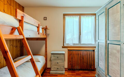 Calvet: Diseño De Interiores, Mueble, Madera, Piso, Suelo, Habitación, Techo, Habitación, Cama, Manchas De Madera
