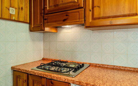 Calvet: Cocina, Madera, Electrodoméstico, Piso, Mostrador, Aparato De Cocina, Gabinetes, Estufa, Fregadero, Estufa De Cocina
