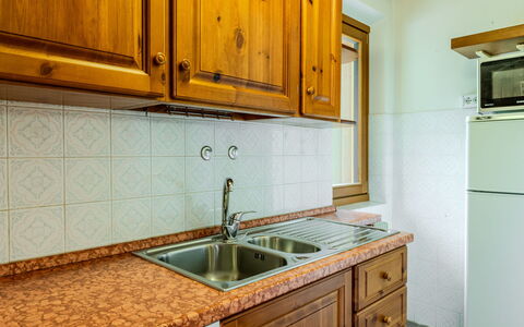 Calvet: Madera, Cocina, Diseño De Interiores, Piso, Mostrador, Gabinetes, Lavabo, Fregadero, Arreglo De Tubería, Grifo
