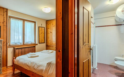 Calvet: Madera, Habitación, Cama, Diseño De Interiores, Techo, Sábana, Suelo, Habitación, Mueble, Marco De La Cama