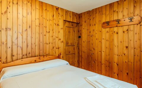 Calvet: Madera, Piso, Suelo, Manchas De Madera, Habitación, Madera Dura, Cama, Sábana, Habitación, Tablón