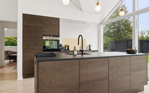 Felicita - 800M from the Sea: Piso, Mueble, Cocina, Diseño De Interiores, Mostrador, Suelo, Gabinetes, Suelos De Madera, Aparato De Cocina, Electrodoméstico