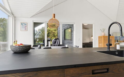 Felicita - 800M from the Sea: Mostrador, Cocina, Diseño De Interiores, Piso, Mueble, Madera, Gabinetes, Suelo, Techo, Lámpara