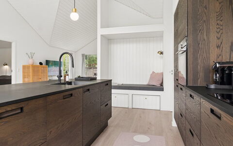 Felicita - 800M from the Sea: Piso, Diseño De Interiores, Madera, Gabinetes, Mueble, Cocina, Mostrador, Suelo, Techo, Lámpara