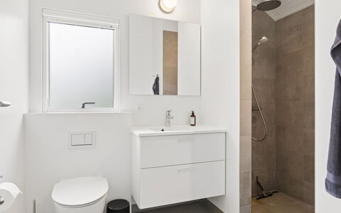 Felicita - 800M from the Sea: Suelo, Lavabo Del Baño, Baño, Piso, Diseño De Interiores, Arreglo De Tubería, Lavabo, Mueble De Baño, Espejo, Grifo