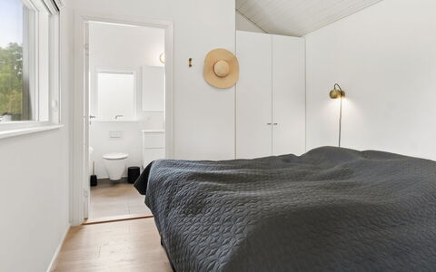 Felicita - 800M from the Sea: Pared, Habitación, Diseño De Interiores, Cama, Piso, Techo, Madera, Suelo, Mueble, Sábana