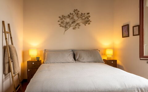 La Veduta - la Finestra su Castelfalfi: Cama, Lecho, Mueble, Habitación, Sábana, Diseño De Interiores, Pared, Linos, Madera, Suelo