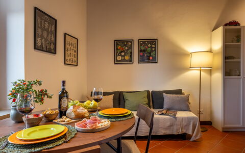 La Veduta - la Finestra su Castelfalfi: Mueble, Diseño De Interiores, Pared, Piso, Madera, Suelo, Habitación, Techo, Encendiendo, Naranja