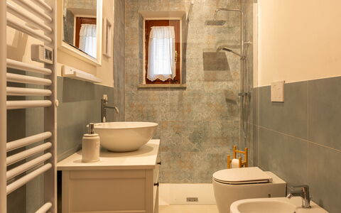 La Veduta - la Finestra su Castelfalfi: Baño, Piso, Lavabo Del Baño, Arreglo De Tubería, Diseño De Interiores, Lavabo, Asiento Del Baño, Pared, Suelo, Baño